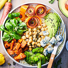 Buddha Bowl mit buntem Gemüse, Bulgur und Blauschimmelkäse