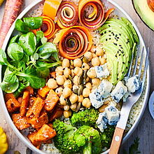 Buddha Bowl mit buntem Gemüse, Bulgur und Blauschimmelkäse