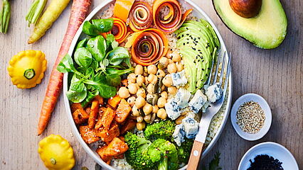 Buddha Bowl mit buntem Gemüse, Bulgur und Blauschimmelkäse