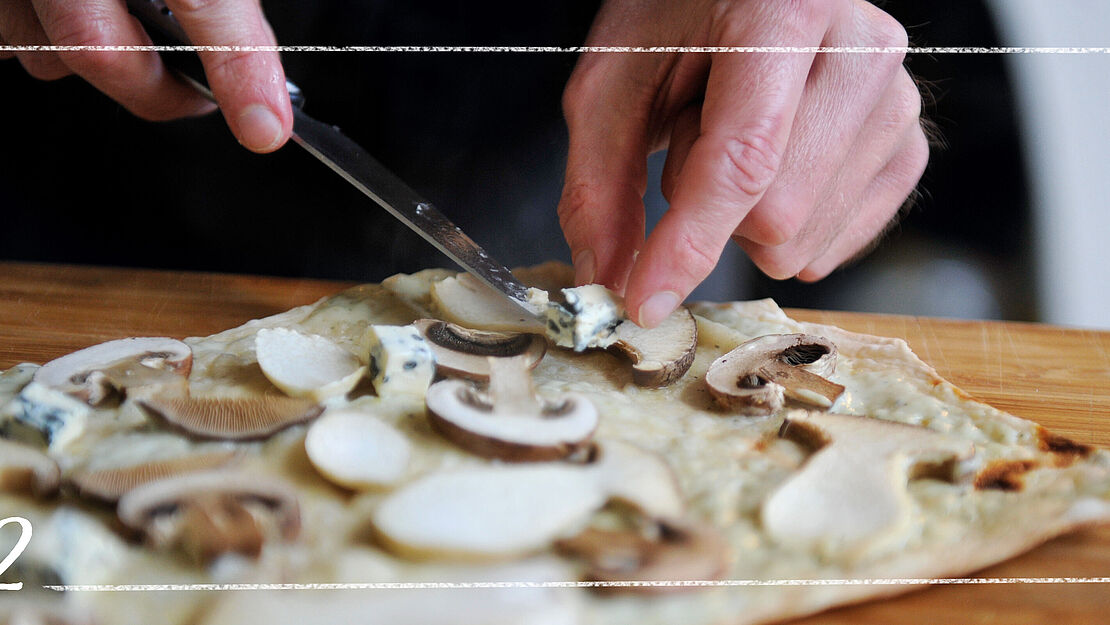 Anleitung für ein leckeres Flammkuchen Rezept mit Saint Agur. 